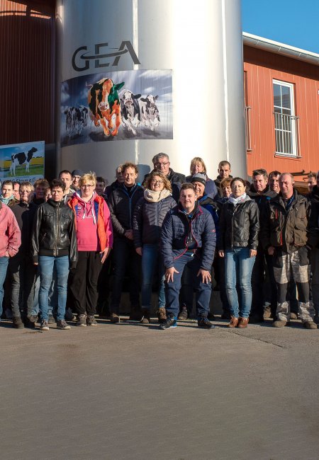 Das Team von Stoverland steht auf dem Hof.